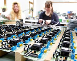 Elektronikfertigung, Bau von Prototypen und Nullserien, Lohnfertiger